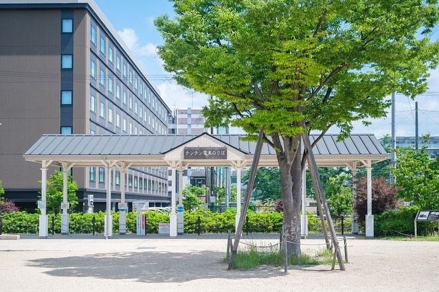 #梅小路公園 就在JR山陰本線梅小路京都西站旁邊，京都鐵道博物館／京都水族館也都在旁邊，整個梅小路公園占地超大，公園裡面還有一個兒童遊樂區，而且每個月的第一個禮拜六在這裡都會有市集喔！