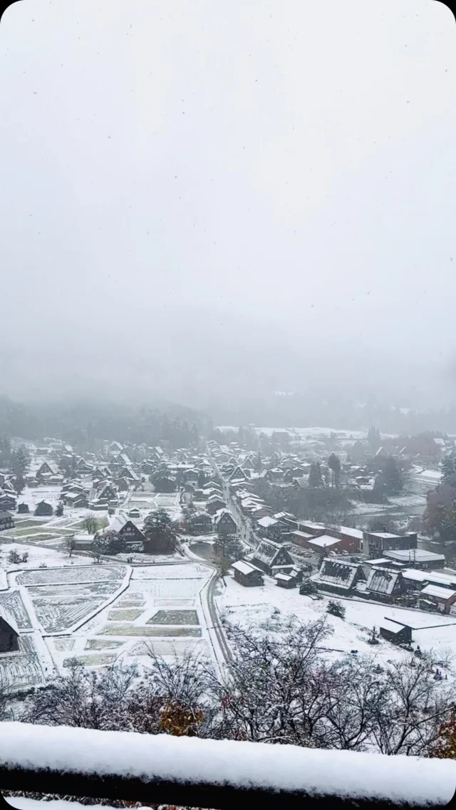 很幸運來到合掌村這一天
遇到了初雪！！！
大雪紛飛的時候真的好浪漫❤️

#合掌村 #白川鄉 #白川鄉合掌村 #合掌村點燈