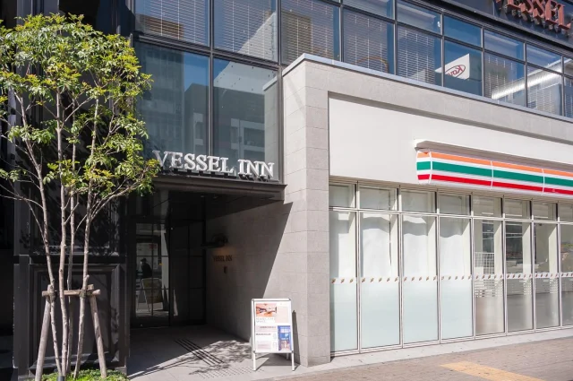 名古屋VESSEL INN 就在榮町附近，地理位置很不錯👍
一樓就是超商，步行約三分鐘就是唐吉訶德！週邊美食跟餐廳也很多，重點是～18歲以下可免費同床！

#名古屋 #名古屋住宿 #VESSELINN #榮町 #日本住宿 #名古屋飯店 #日本 #飯店