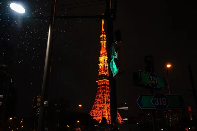 雨天的東京鐵塔🗼
雖然嘴巴唸說對東京鐵塔沒有憧憬，但身體還是很誠實（？
晚上還是帶著小孩衝一下，還遇到下雨☔️然後還沒有帶傘，真的是一邊淋雨一邊拍，小孩跟著爸爸在天橋下躲雨等我拍照❤️
因為下雨又冷，不敢拍太久，所以覺得有點遺憾沒拍過癮～之後再去補考！

#東京 #東京ドーム #東京鐵塔 #東京鐵塔🗼 #tokyo #日本 #日本ツアーズ #tokyotokyo #tokyotrip #tokyotravel #japan #japantrip #japstyle #japanphotography #tokyophotography