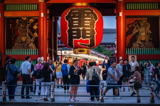 上次去東京，有兩天是住藤澤以外，其他時間都住在淺草附近的VESSEL INN！第一次去淺草寺，真的被滿滿的人潮淹沒，然後雷門底下永遠都很多人😆😆

#東京 #東京ドーム #淺草 #淺草寺 #雷門 #東京景點 #tokyo #tokyotokyo #tokyotravel #tokyotrip #tokyophotography #tokyophotographer #tokyophoto #japan #japantrip #japantravel #japanphotography #japanphotos #日本 #日本東京 #東京淺草