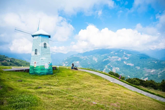 清境農場一直都是南投很熱門的旅遊景點，除了山上空氣清新之外，這裡的山林景色也是非常的美，這幾年又多了一個高空景觀步道，可以讓遊客用不同的角度欣賞這片景色。

#南投 #南投景點 #清境 #清境農場