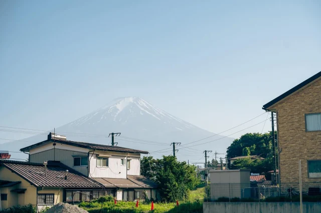 淺間神社⛩️
我們當天大概1-2點才來這邊，因為光線的關係，富士山看起來沒有很清楚，下次可能要早上抵達會比較好！不過天氣好，什麼都很美❤️

#東京 #富士山 #淺間神社 #tokyo #tokyophotography #tokyophotographer #japan #japanphotography #japanphotographer #tokyotrip #tokyotravel #fuji #japantrip #japantravelphoto