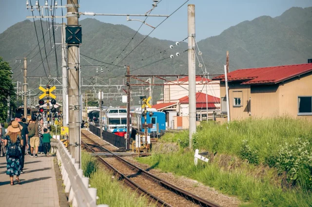 從淺間神社下來的景色
有各種小攤販，還有看到賣富士山石
就沒辦法帶回國，不然很有興趣耶😂

#東京 #富士山 #淺間神社 #日本 #japan #tokyo #fuji #japantrip #japantravelphoto #japanphotographer #japanphotography #tokyotrip #tokyotravel #tokyophotography #tokyophoto
