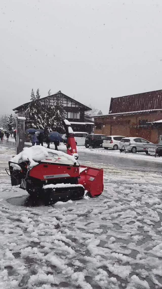 下雪啦～
一家人第一次在合掌村遇到初雪，真的是印象深刻呀！
雖然什麼裝備都沒有，但還是玩得很開心
