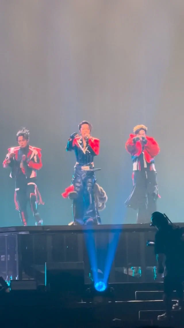 因為每一次開演唱會都還是覺得很興奮
所以開場的前幾首歌都只會拍到片段
但這個片段很可以啊😍😍