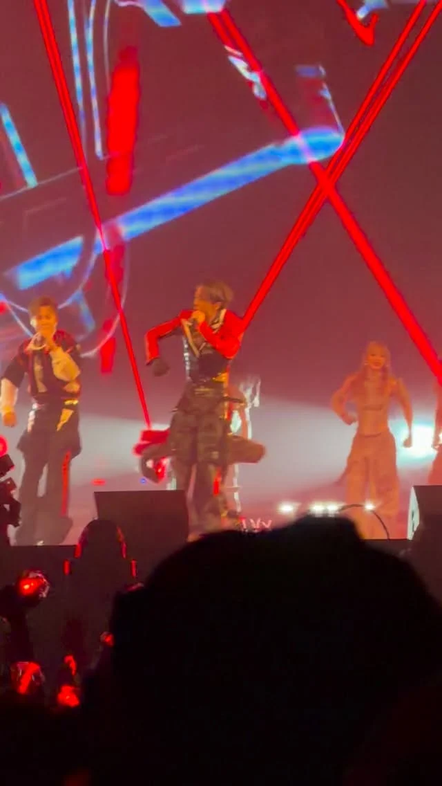 天生反骨

敢夢 敢作 不該惶恐
更不能退縮
不怕犧牲 一切往前走