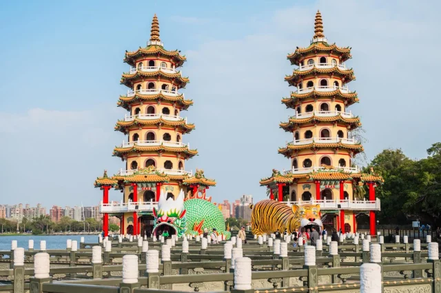 高雄左營龍虎塔
終於有時間來拍了！！！

睽違20幾年再度踏進龍虎塔
雖然這一兩年會特地經過
不過都沒有下來走走
現在龍虎塔週邊景色真的好美啊！

#高雄 #龍虎塔 #高雄景點 #左營 #啟明堂